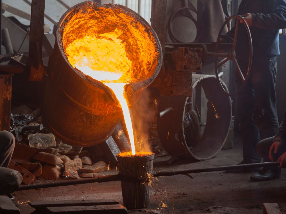 Processo de fundição com metal líquido em alta temperatura, etapa importante para entender se tem como soldar ferro fundido e manter a resistência da peça.
